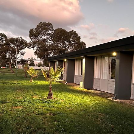 Happy Wanderer Motel Lake Boga On The Lake With Lake Views Luaran gambar