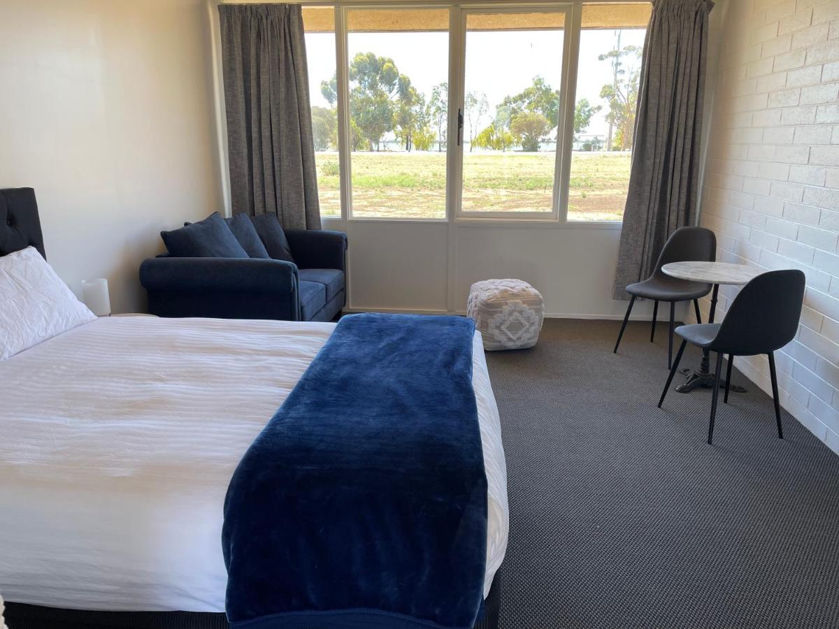 Happy Wanderer Motel Lake Boga On The Lake With Lake Views Luaran gambar