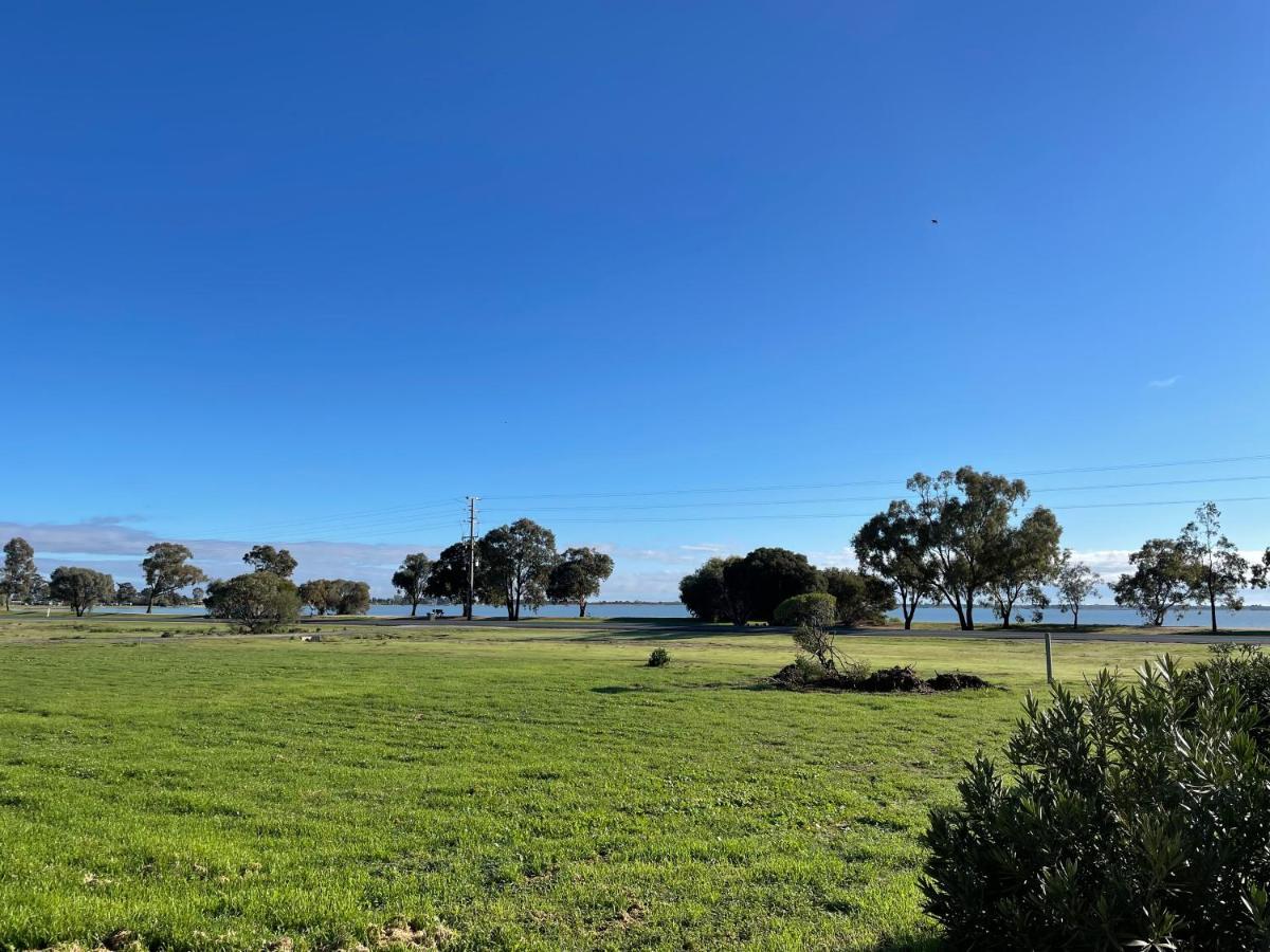 Happy Wanderer Motel Lake Boga On The Lake With Lake Views Luaran gambar