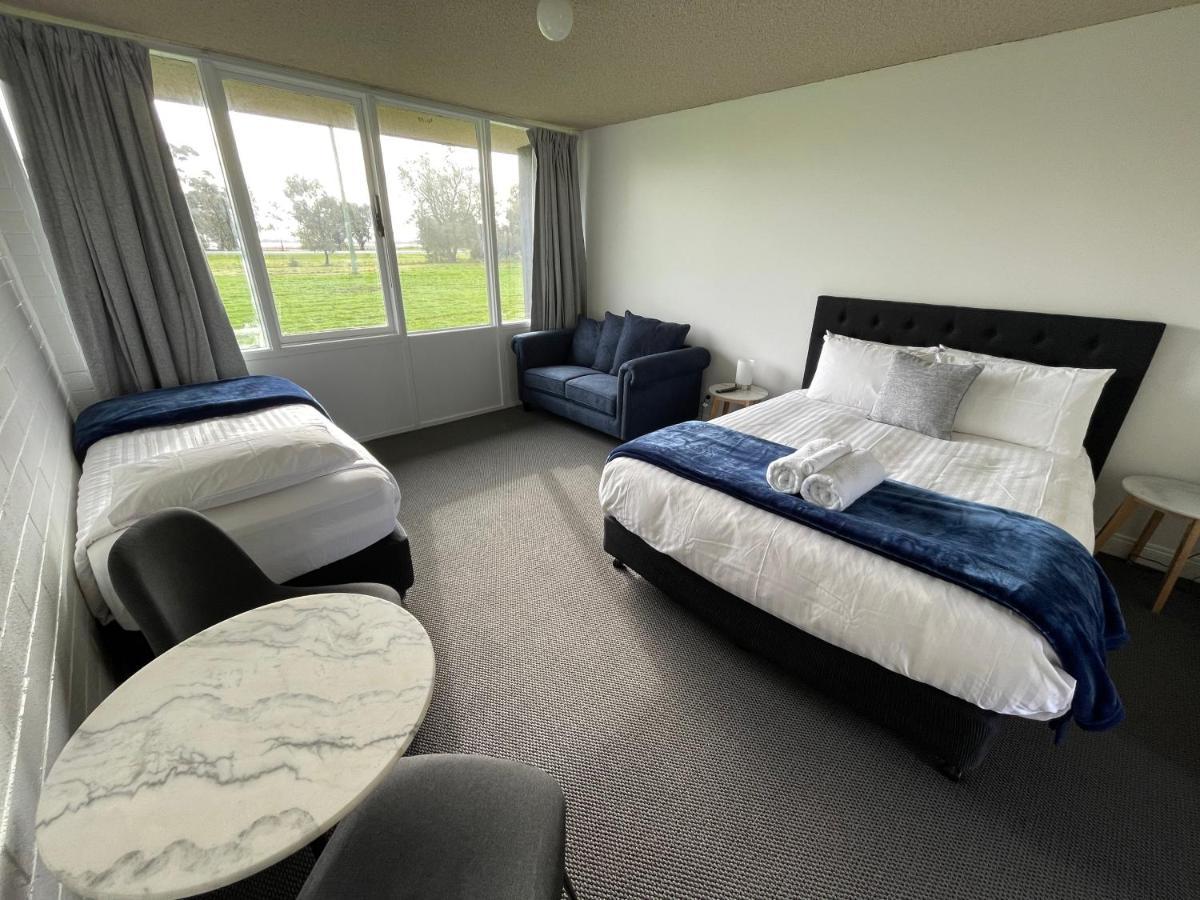 Happy Wanderer Motel Lake Boga On The Lake With Lake Views Luaran gambar