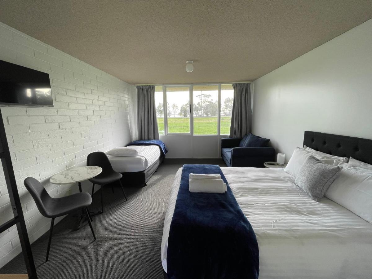Happy Wanderer Motel Lake Boga On The Lake With Lake Views Luaran gambar