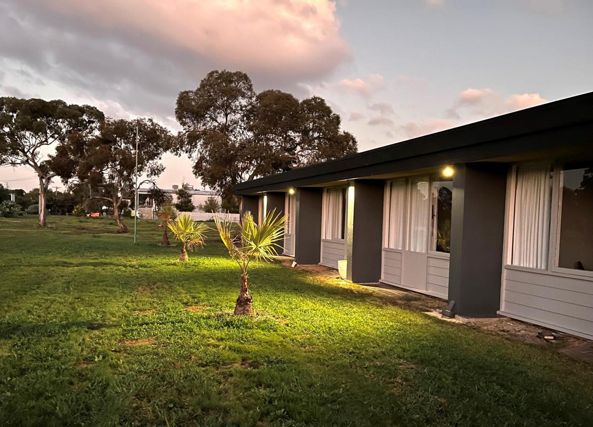 Happy Wanderer Motel Lake Boga On The Lake With Lake Views Luaran gambar